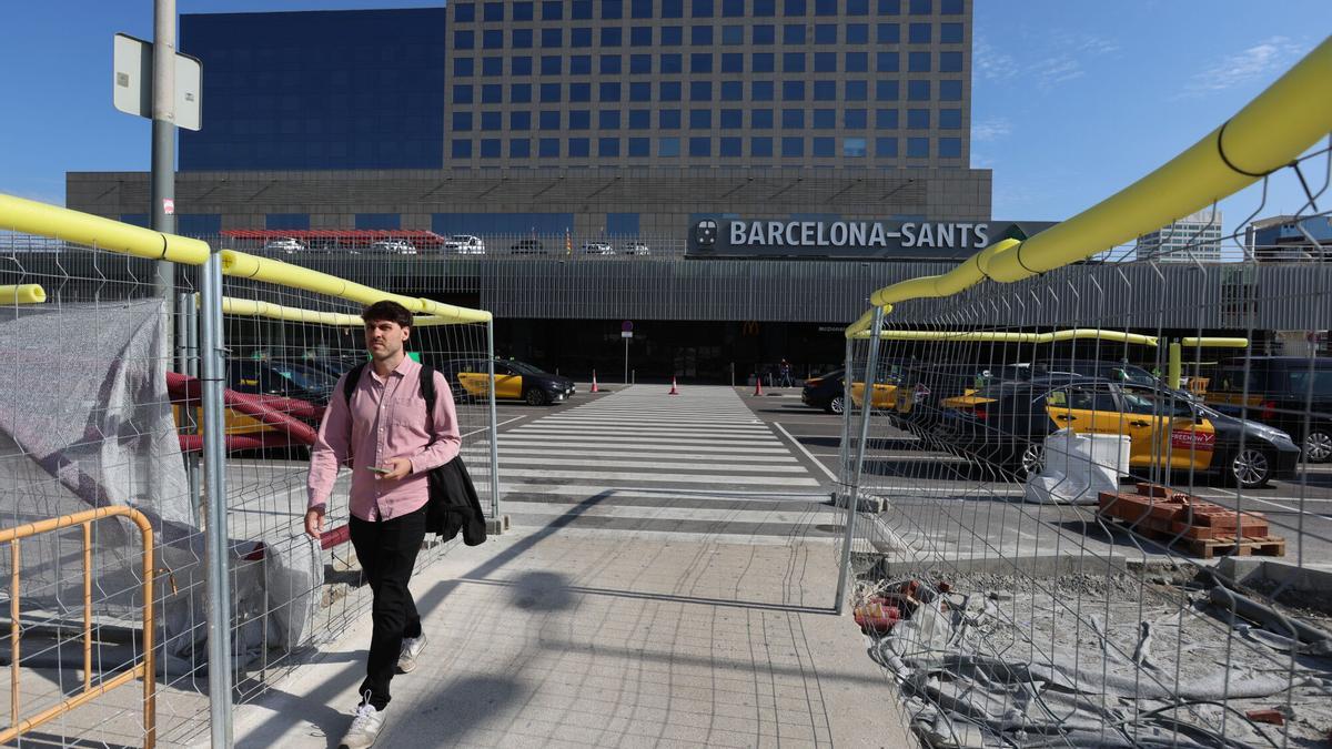 Imagen del exterior en obras desde una de las puertas de la estación.