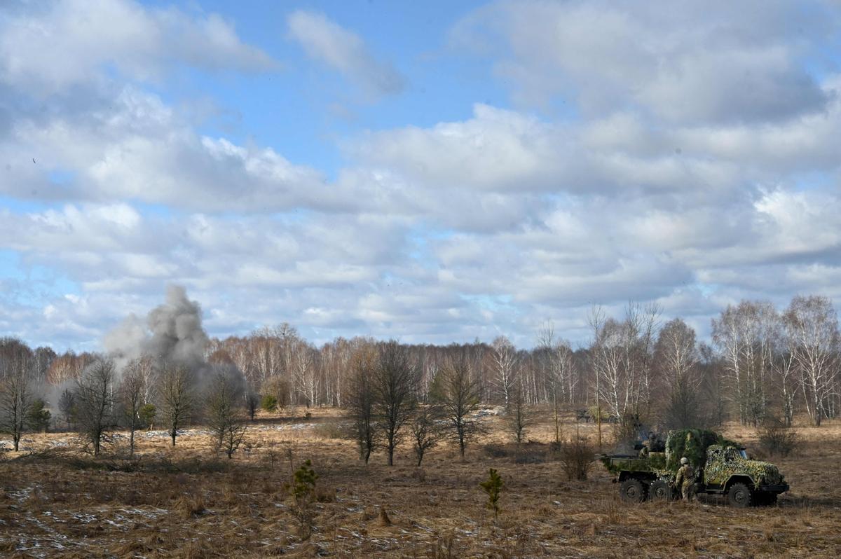 Soldados ucranianos participan en ejercicios militares simulando un posible ataque en la zona de Chernóbil a pocos kilómetros de la frontera con Bielorrusia, el 20 de febrero de 2023