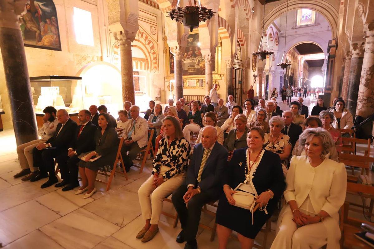 Asistentes a la misa por Góngora en la capilla de San Bartolomé este domingo.