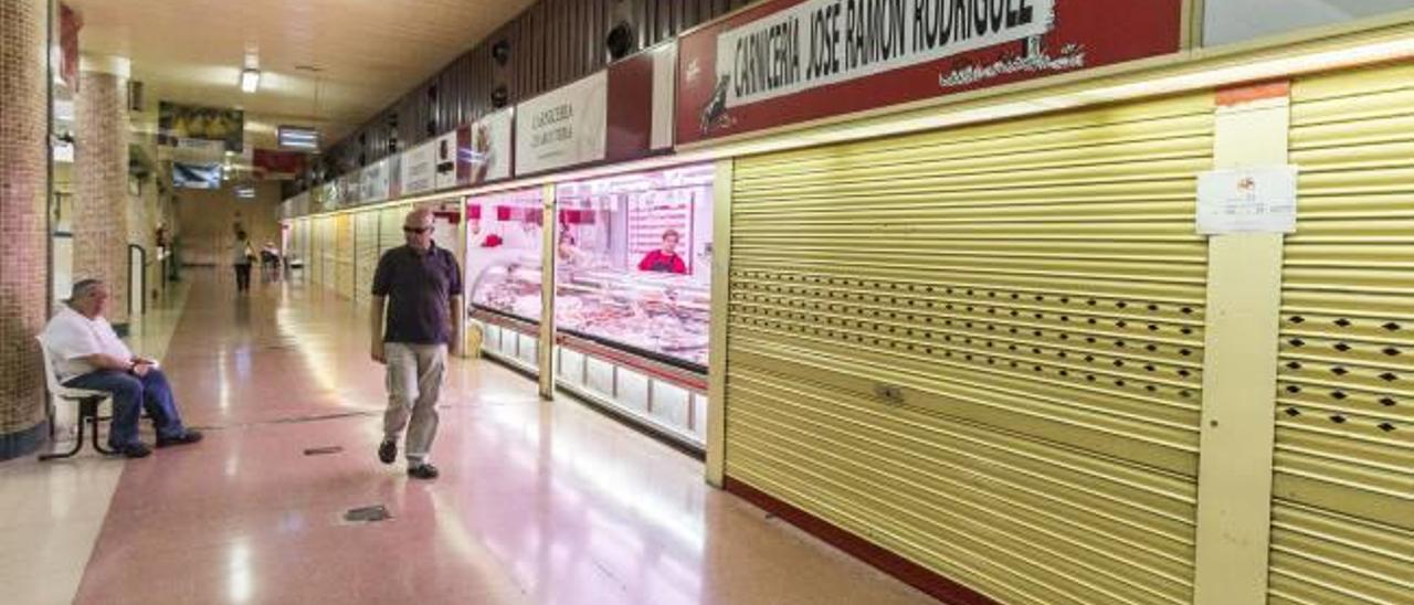 El Mercado de Abastos de Elda, el pasado jueves, con parte de sus puestos cerrados.