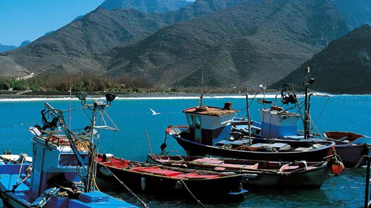 Algunos barcos amarrados en el puerto de La Aldea.