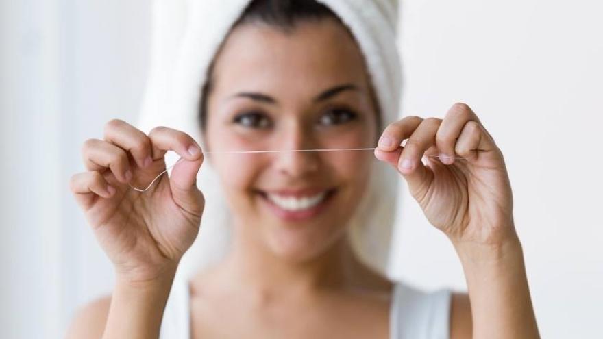 Adiós a la caspa y el encrespamiento: la solución con hilo dental en el pelo que cada vez copia más gente
