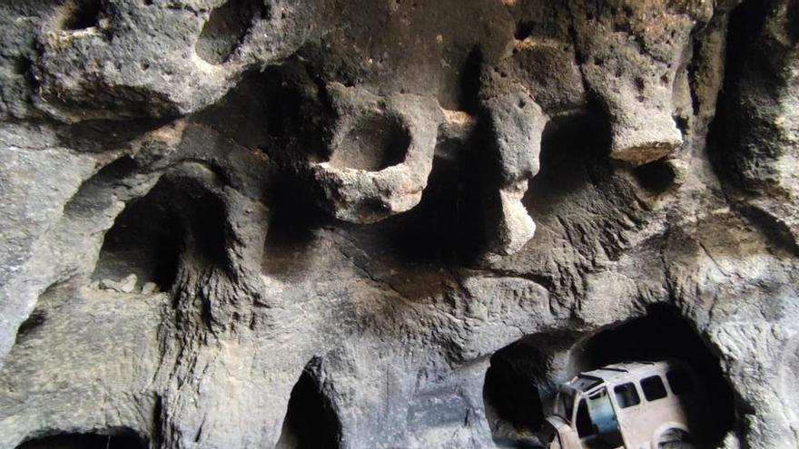 La desprotección arruina dos cuevas prehispánicas en Las Palmas