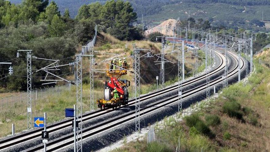 La electrificación del ferrocarril Madrid-Extremadura tardará tres años o más