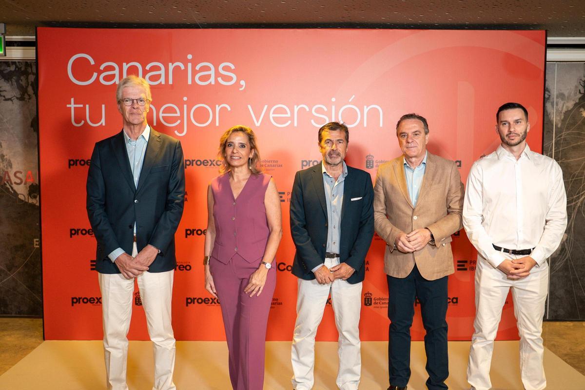 De izquierda a derecha: Martí Saballs, director de Información Económica de Prensa Ibérica y moderador; María Ángeles Martín, CEO y cofundadora de Skylife Engineering y catedrática de Ingeniería Electrónica de la Universidad de Sevilla; Juan Román, director gerente de Andalucía Aerospace Clúster Empresarial; Eduardo Pereira, exgerente del Parque Tecnológico de Fuerteventura; y Manuel Mallorquín, científico senior y responsable de comunicaciones ópticas de Light Bridges.