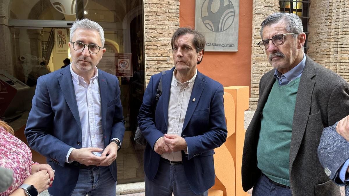 Arcadi España y José María Ángel, junto al alcalde de Alzira.