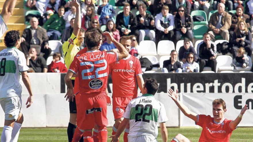 El árbitro del choque, Valdés Aller, muestra la tarjeta roja a Javier Flaño tras derribar este, como último defensor del Elche, al céltico David Rodríguez en el balcón del área. // LOF