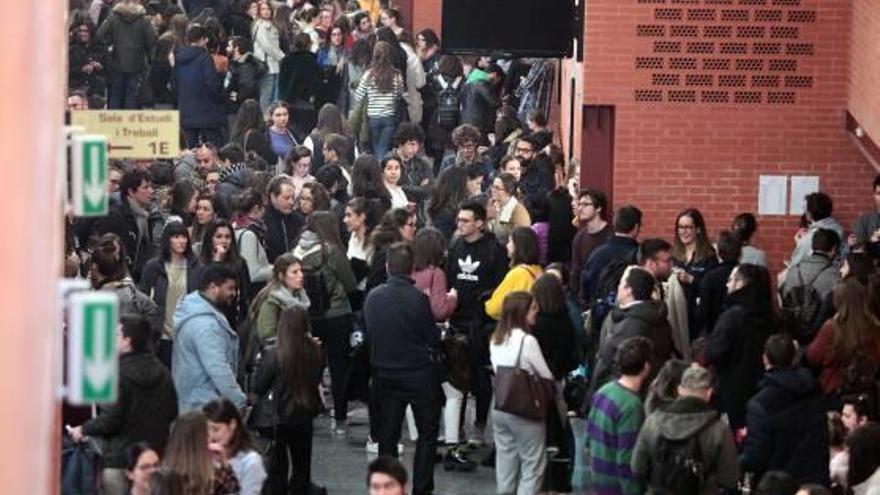 Centenares de aspirantes esperan a ser llamados para entrar en el examen, ayer.