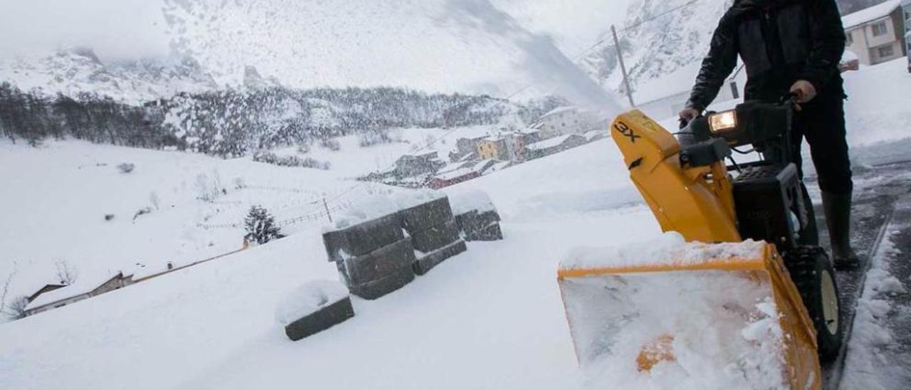 Javier Díaz retirando nieve en su quesería.