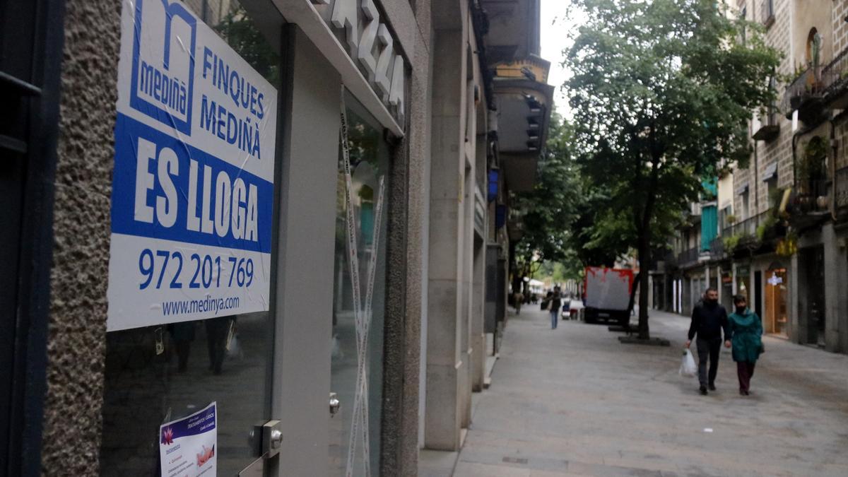 Plano detalle de un cartel de alquiler en un local de la Rambla de Girona