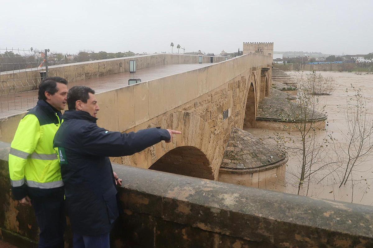 Juanma Moreno y José María Bellido observan el cauce del Guadalquivir a su paso por Córdoba