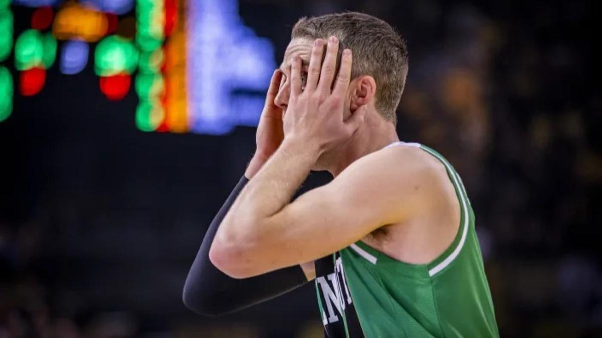Luke Hakanson, perplejo durante el partido ante el AEK