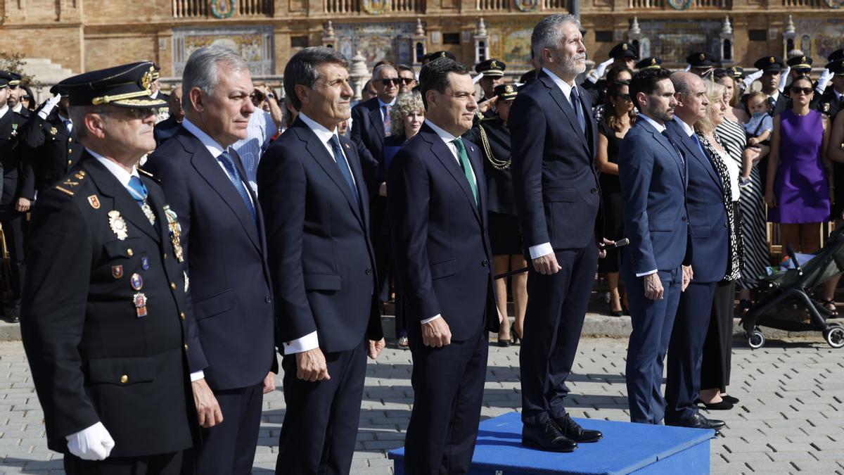 Los representantes de las tres administraciones durante la celebración del Día de la Policía Nacional