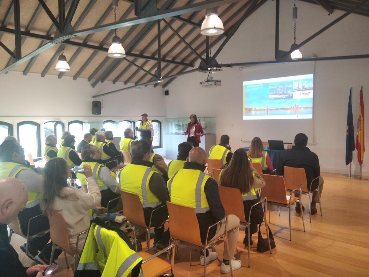 Asistentes a la jornada escuchando las explicaciones de Nieves Roqueñí sobre El Musel.