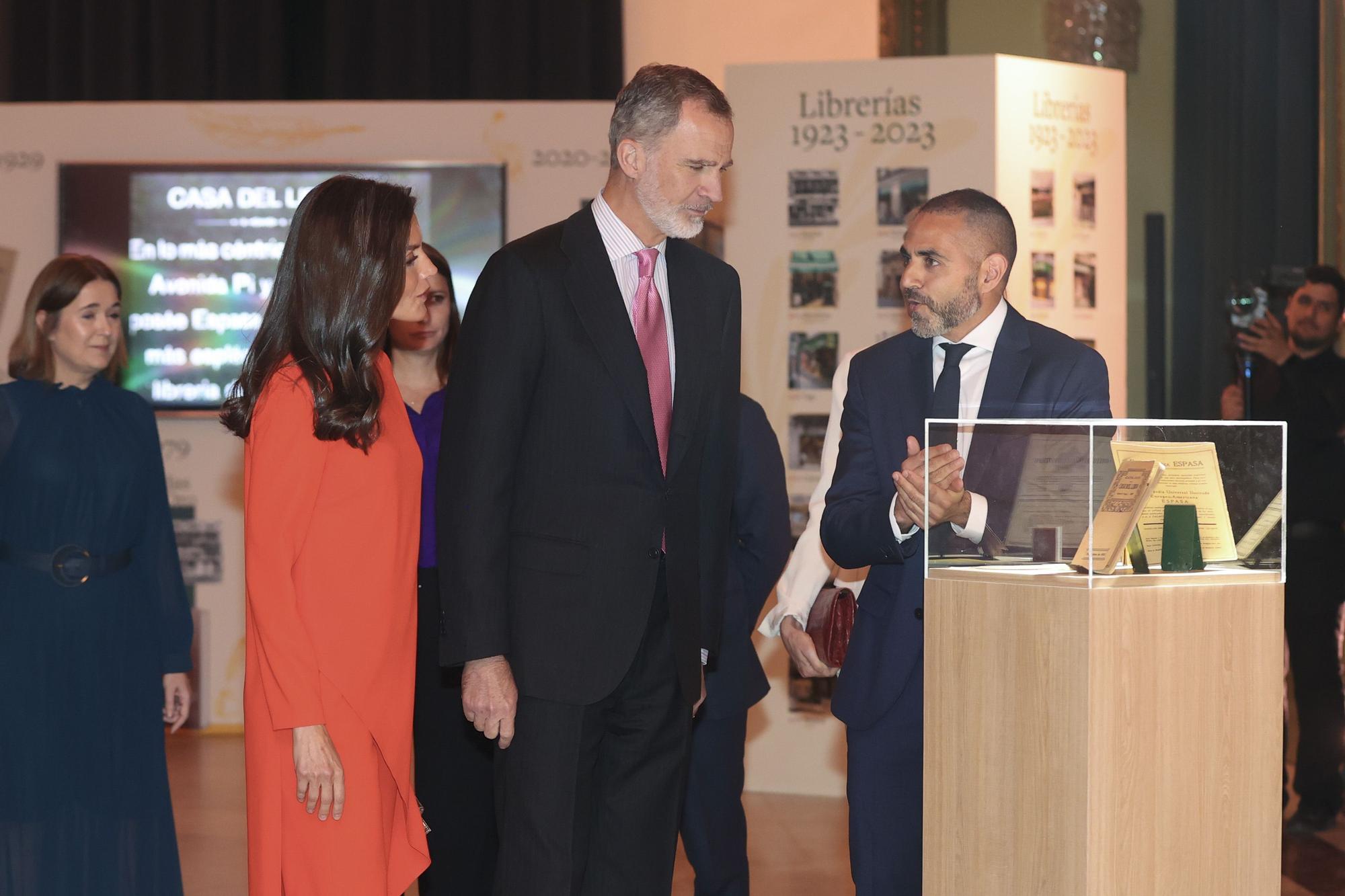 Los reyes asisten a la conmemoración del centenario de la Casa del Libro en el Círculo de Bellas Artes de Madrid.