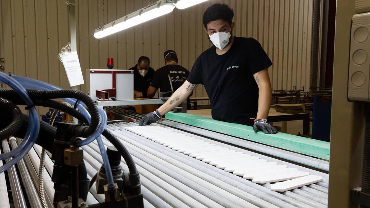 Trabajador de una empresa de cerámica de Castellón.