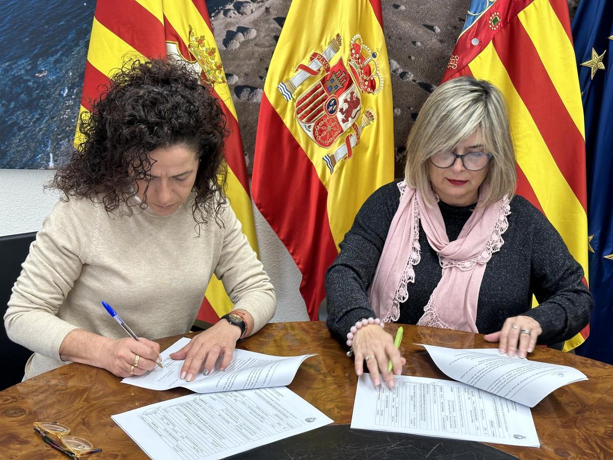 La firma del convenio para el uso del centro de Playa Lisa con la representante vecinal y la alcaldesa, Loreto Serrano