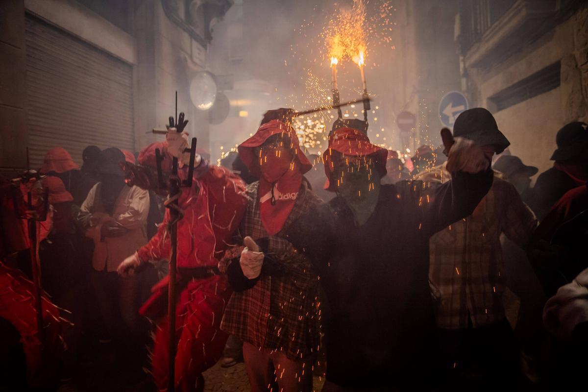 El Correfoc tanca amb un espectacle de foc i de gent la Festa Major de Manresa