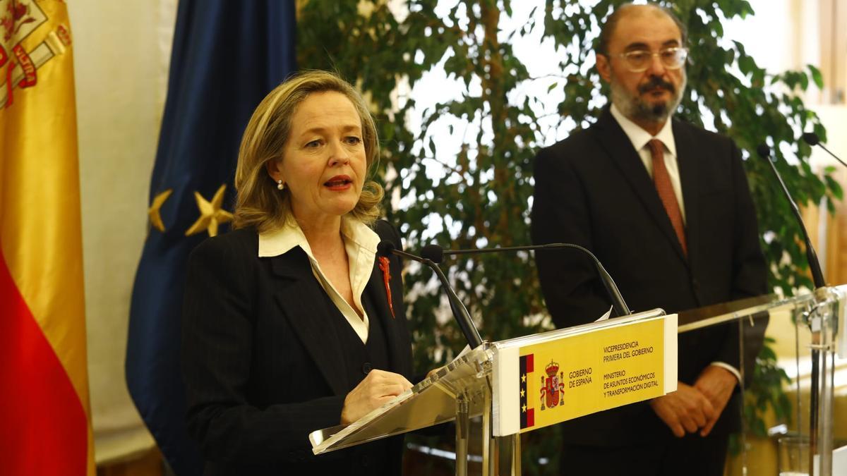 La vicepresidenta y ministra de Asuntos Económicos, Nadia Calviño, y el presidente de Aragón, Javier Lambán, este miércoles en Zaragoza..