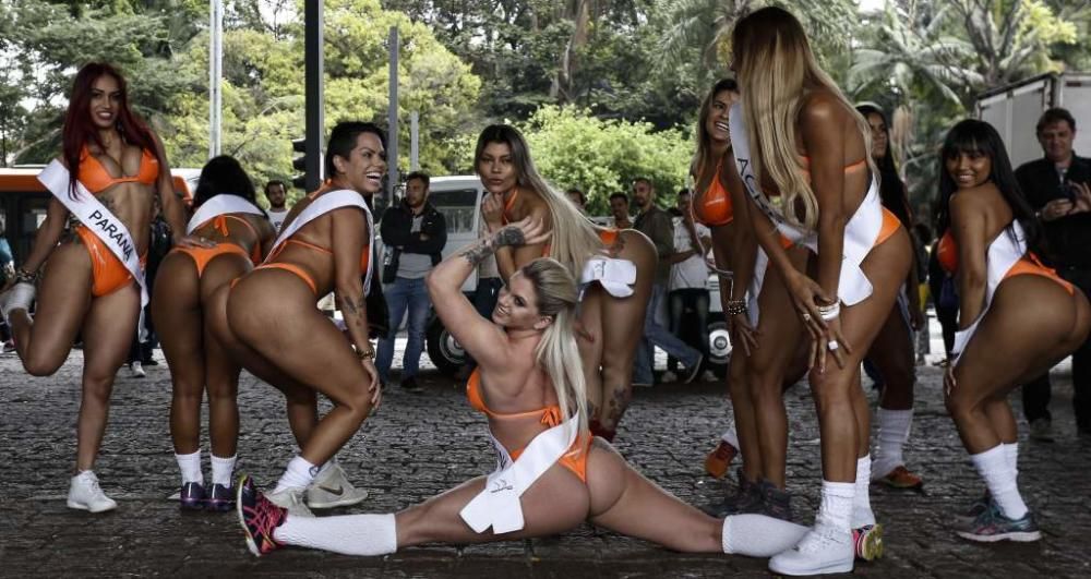 Las Miss Bumbum, a la caza de Pokémon