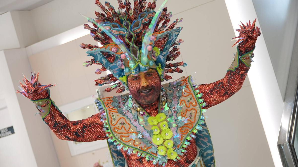 Fotogalería | Las comparsas lucen sus trajes este lunes como maniquíes vivientes