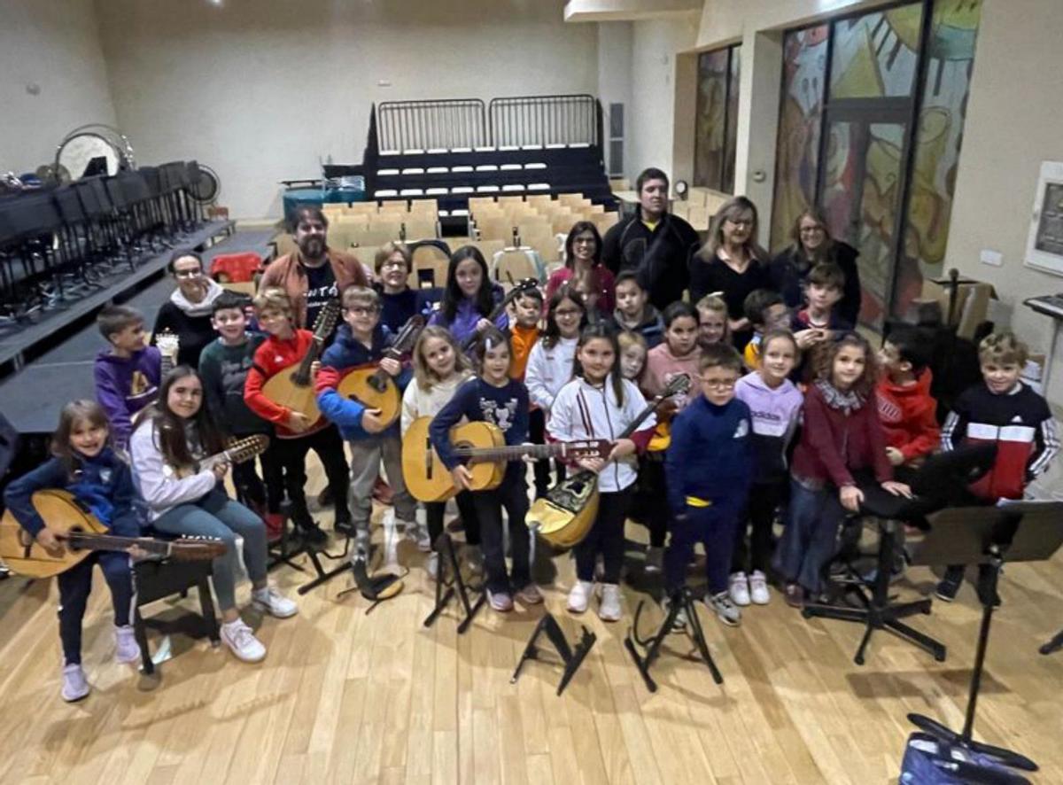 Sergio Aso impartió un taller de pulso y púa.  |