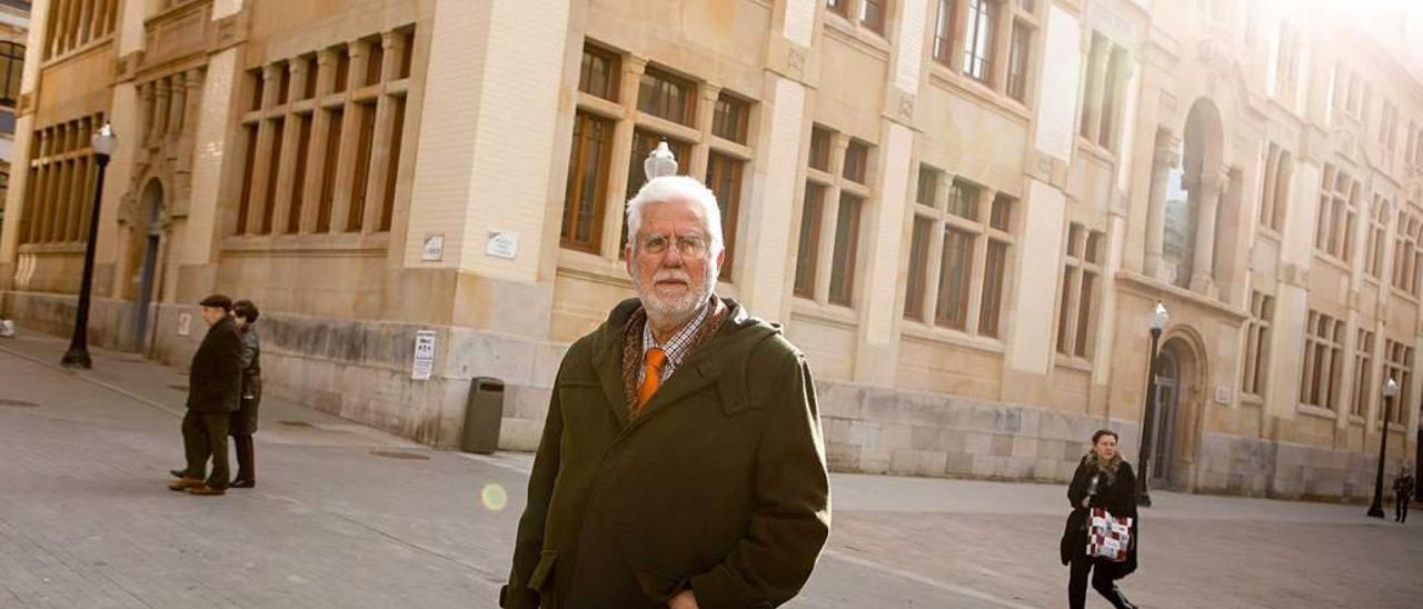 Luis Rubio, ante el Ateneo Jovellanos de Gijón.