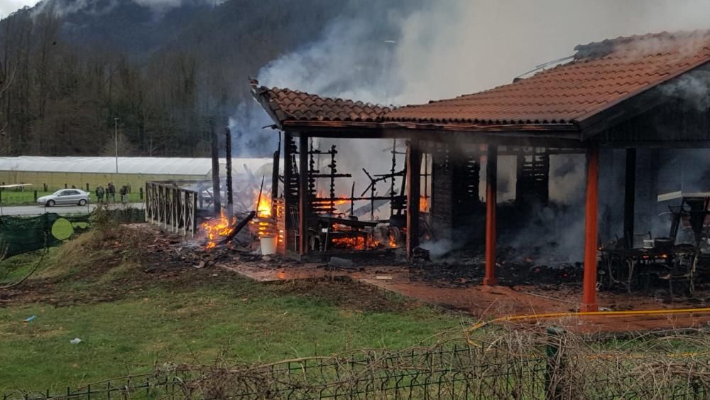 Incendio en una vivienda en Murias, Candamo