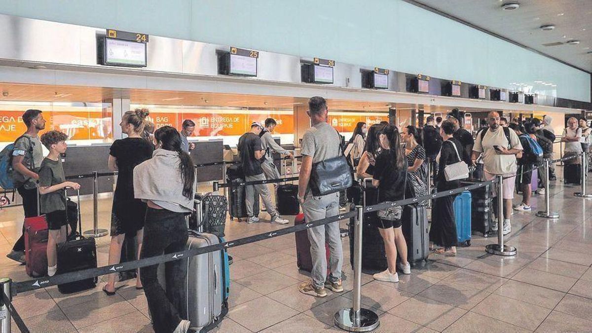 Viajeros en los mostradores de EasyJet en el Prat.