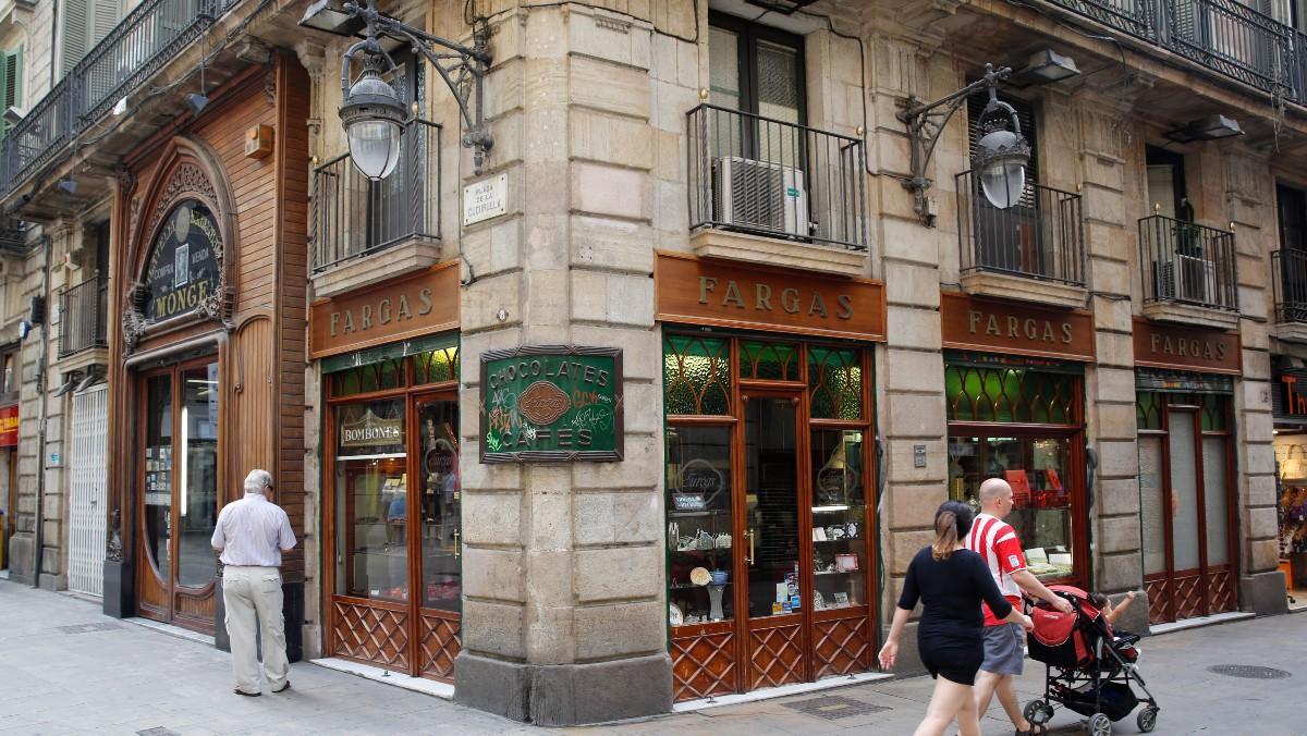 La esquina de la filatelia Monge y la chocolatería Fargas, antes de su traslado.