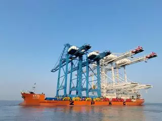 El Puerto de Las Palmas mejora su capacidad de estiba con dos grúas gigantes de 1.500 toneladas