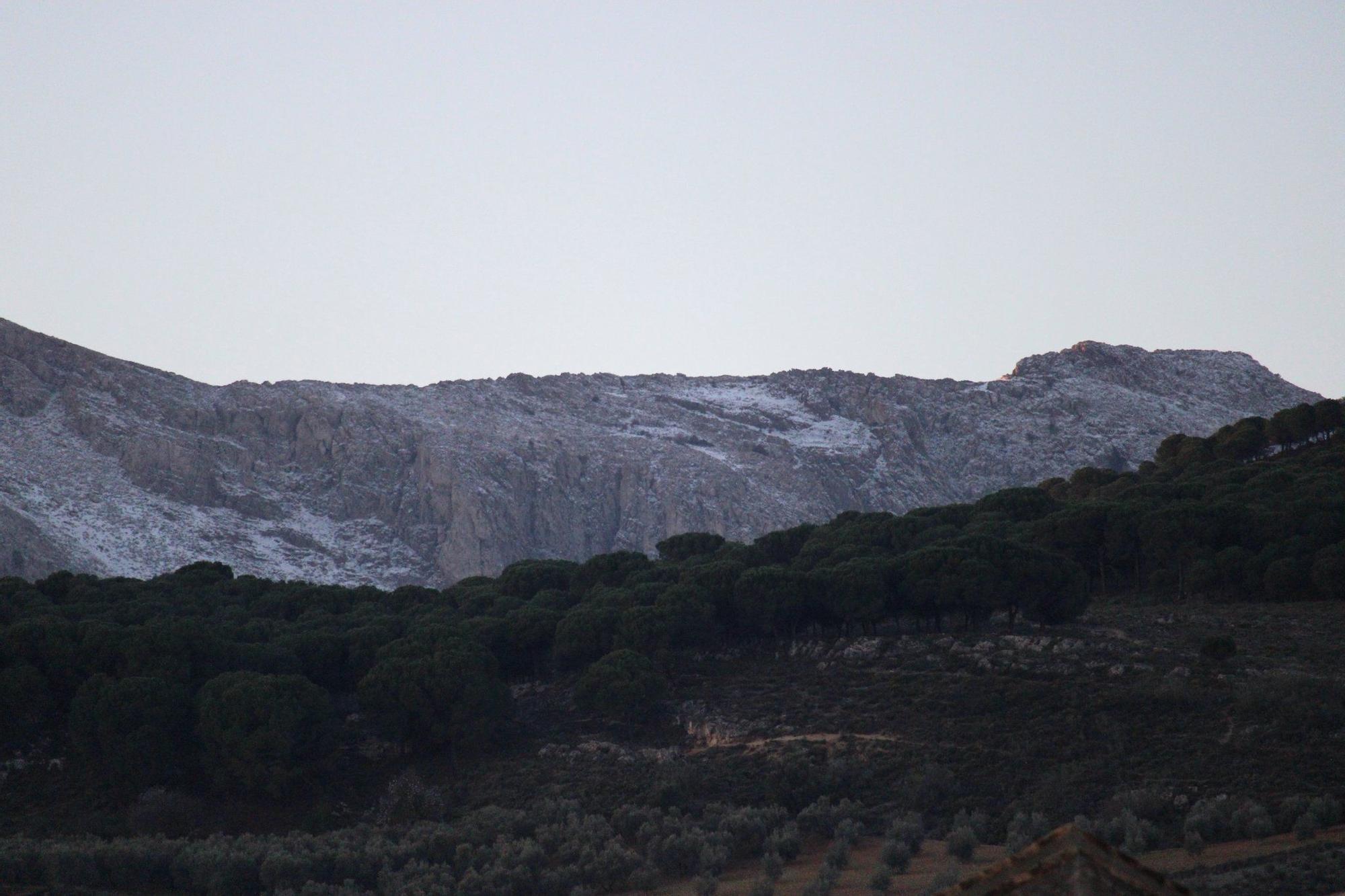 La nieve cubre de blanco El Torcal de Antequera