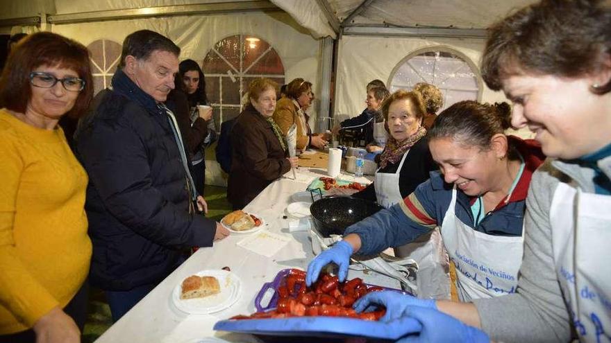 Participantes en el magosto que celebró la Asociación de Vecinos Eduardo Pondal. // Gustavo Santos