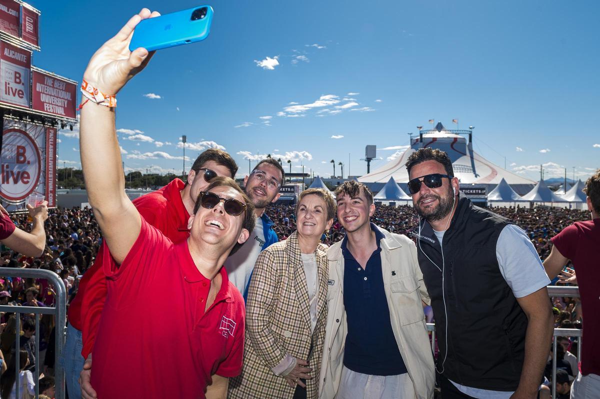 La consellera de Turismo, Marián Cano, junto a representantes del Consejo de Estudiantes de la Universidad de Alicante y el promotor Nando Coderch.