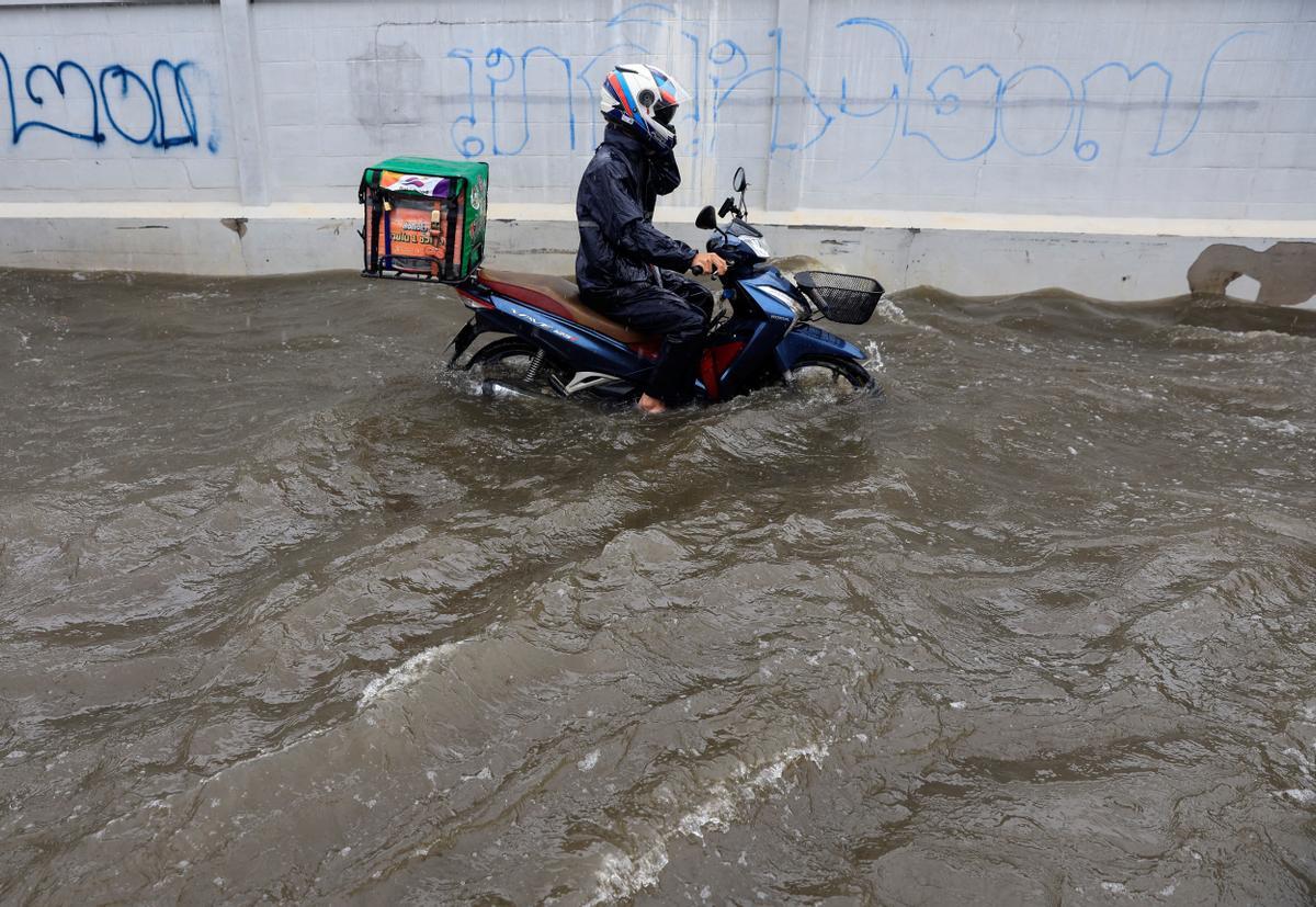 Bangkok amanece bajo el agua tras la peor tormenta del año