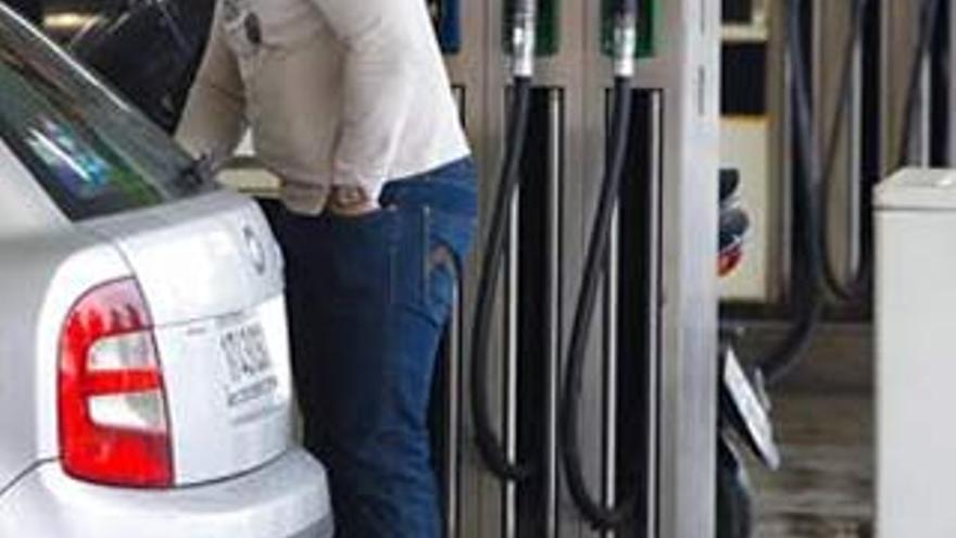 La UCE pide a los ciudadanos que reclamen por tener que servirse la gasolina