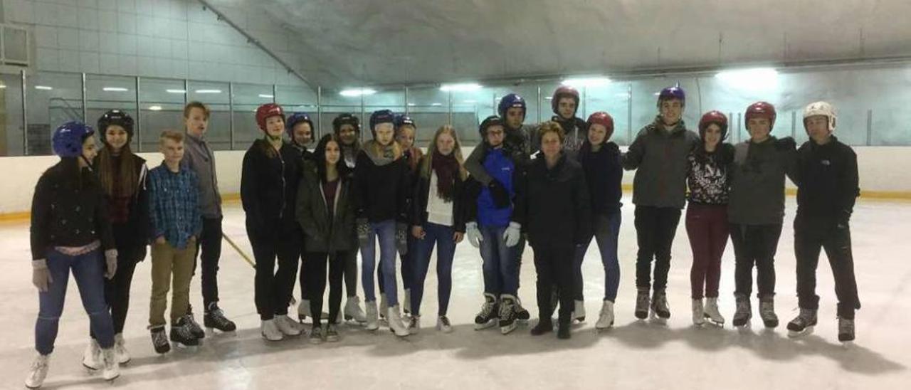 Los chavales del IES Laxeiro posan con profesores y compañeros finlandeses en una pista de patinaje.