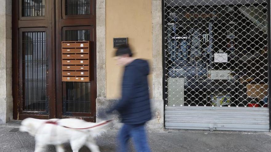 Carrer de Girona amb comerç tancat en foto d&#039;arxiu