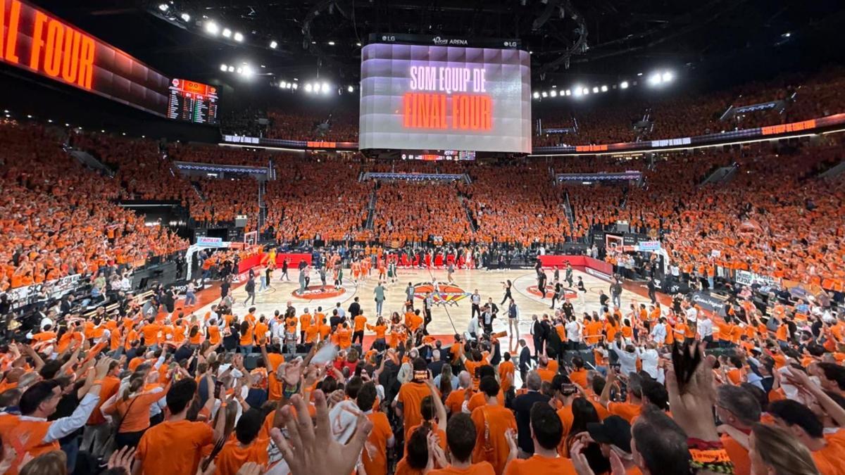 Un lleno Roig Arena, celebrando el pase a la Final Four de la Euroliga