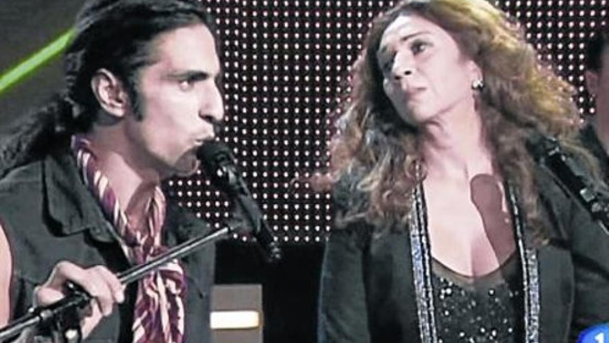 Antonio Flores y Lolita, en una actuación virtual de 'Siete vidas' para el programa 'Una noche única' (2011).