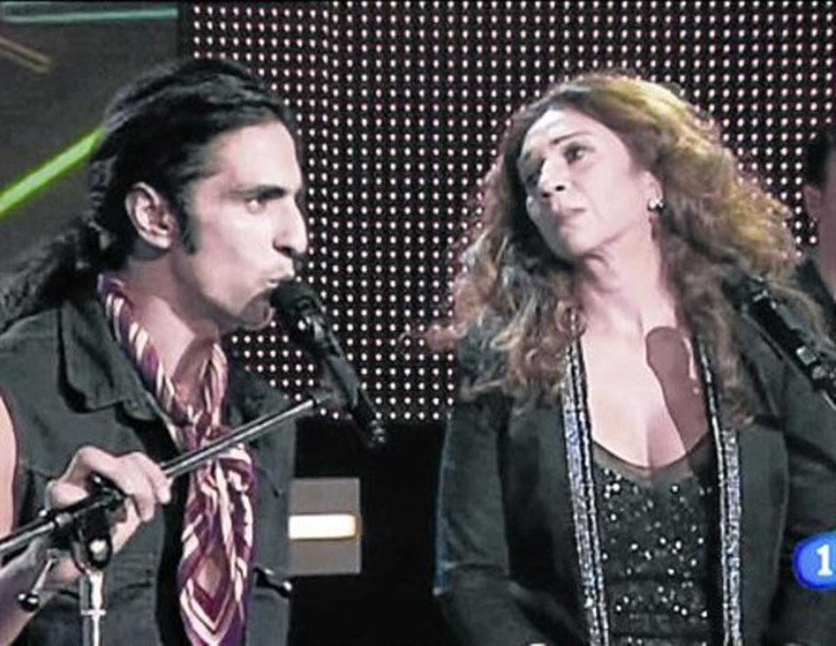 Antonio Flores i Lolita, en una actuació virtual de ’Siete vidas’ per al programa ’Una noche única’ (2011).