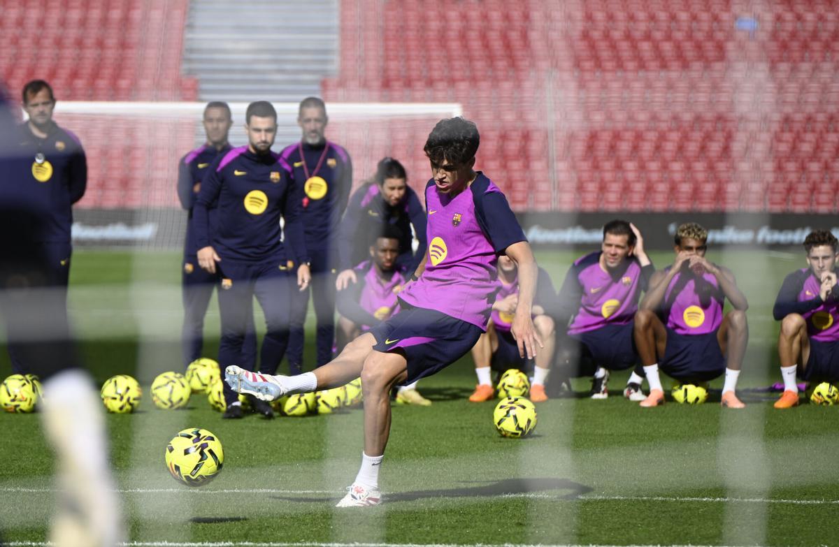 Barcelona. 07.11.2025.  Deportes.  Pau Cubarsí durante el entrenamiento de los jugadores del Barça en el Spotify Camp Nou en el primer test con asistencia de público en el estadio. Fotografía de Jordi Cotrina