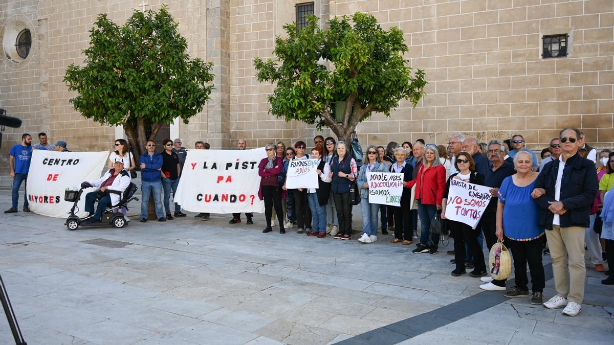 Vecinos de Suerte de Saavedra, el Gurugú, Santa Engracia y Valdepasillas protestan por la gestión de los fondos de la Edusi.