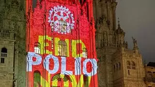 La fachada de la Catedral de Santiago se ilumina contra la enfermedad de la polio