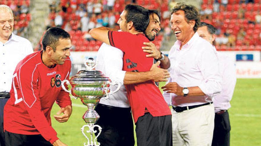 Aouate abraza a Bigas ante la mirada de Joao y el alcalde Mateu Isern.