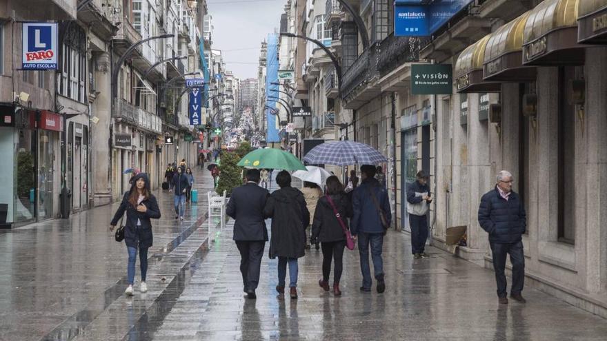 Peatones en la calle Príncipe, un día de lluvia. // Cristina Graña