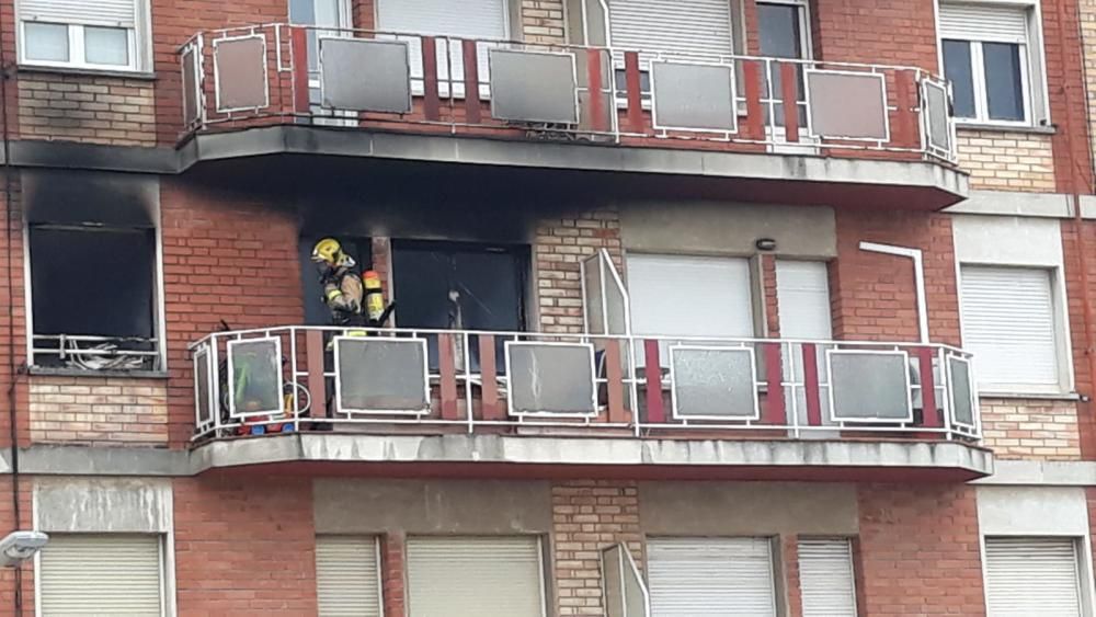 Un incendi afecta un bloc de pisos a la carretera