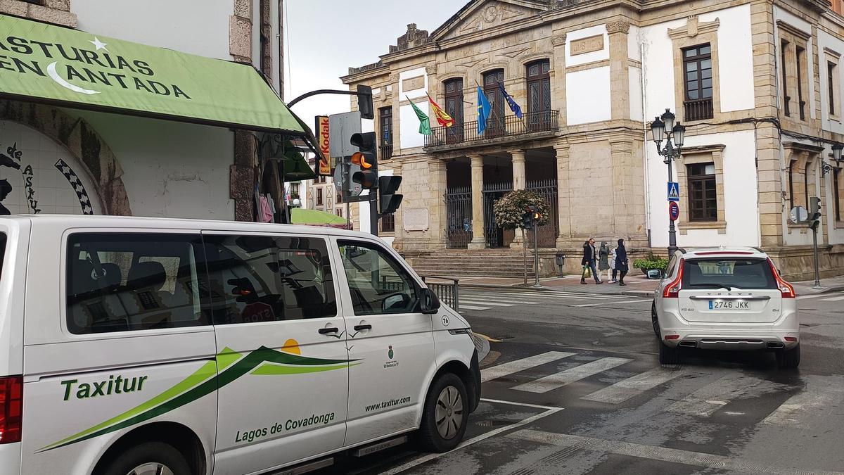 Un taxi recorriendo el centro de Cangas de Onís en una imagen de archivo.
