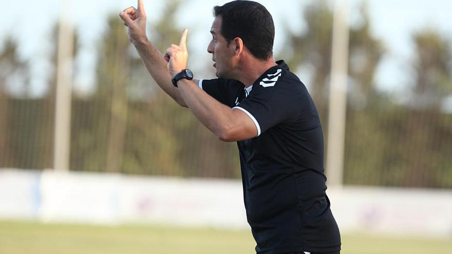 Paco García, entrenador del Real Murcia, dando instrucciones a sus jugadores en un amistoso de pretemporada.