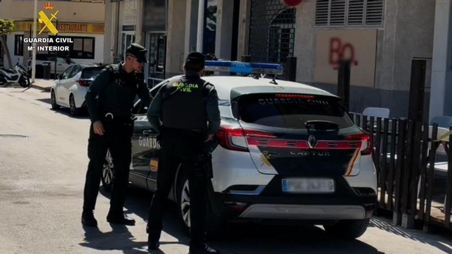 Detenido en Moraira: simulaba que hablaba por teléfono para robar al descuido a sus víctimas bolsos y carteras